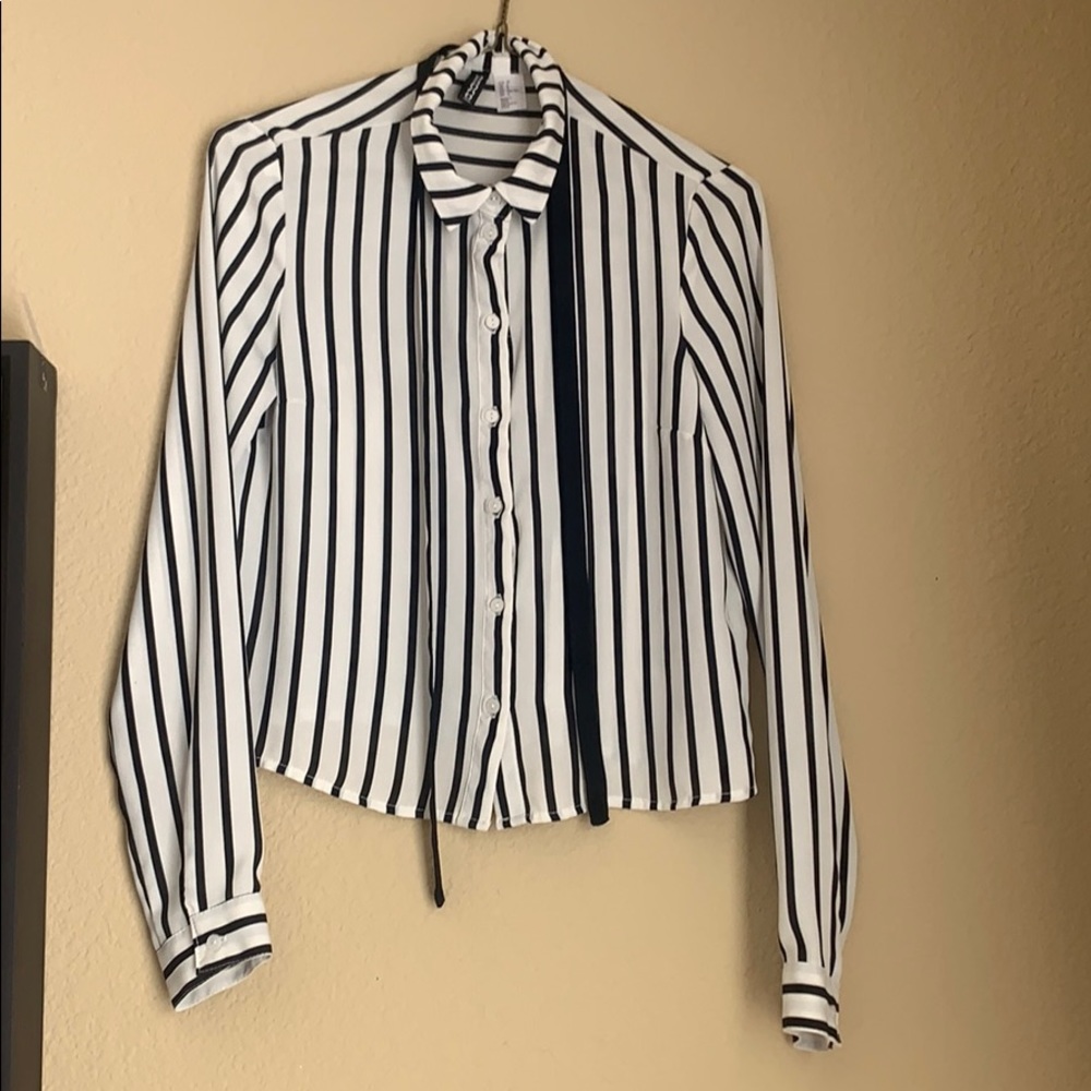 Black and white striped long sleeve! 🖤😍